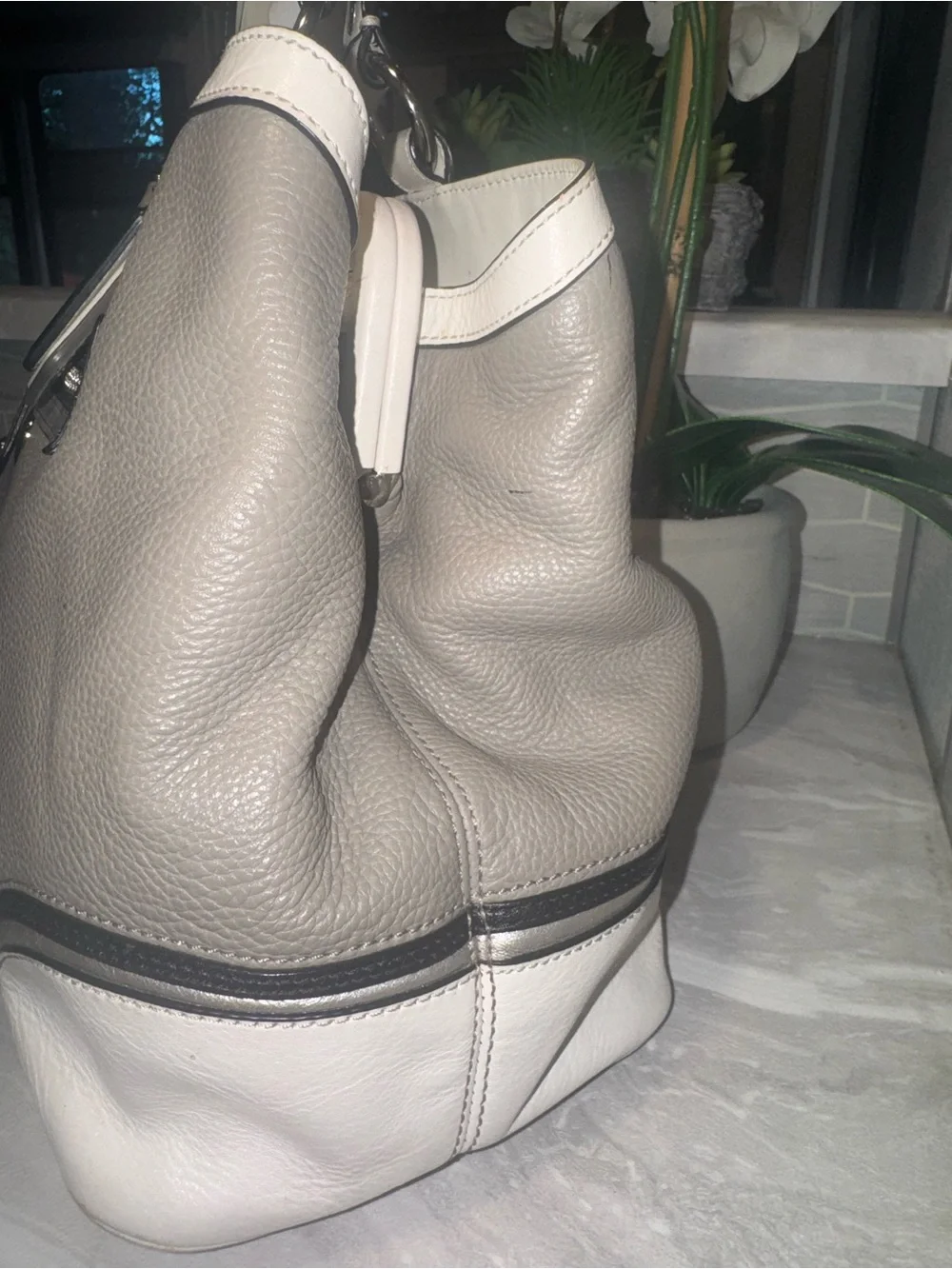 Coach KISS LOCK Taupe Pebbled Leather Shoulder Bag in EUC with 2 Hang Tags